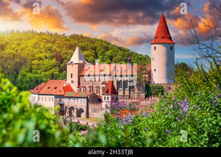 Luftaufnahme der Burg Krivoklat in Tschechien, Europa. Berühmte tschechische mittelalterliche Burg von Krivoklat, Mitteltschechische Republik. Burg Krivoklat, mediev Stockfoto