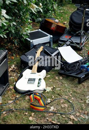 Musikinstrumente Backstage bei einem Festival, Garden Gathering, Leigh-on-Sea, Essex © Clarissa Debenham / Alamy Stockfoto