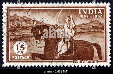 INDIEN - UM 1957: Eine in Indien gedruckte Briefmarke zeigt Laxmibai, Rani von Jhansi, 100. Jahrestag des Unabhängigkeitskampfes, um 1957 Stockfoto