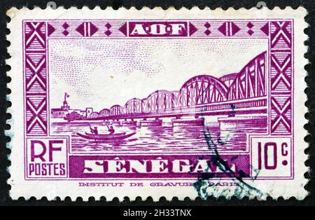 SENEGAL - UM 1935: Eine in Senegal gedruckte Briefmarke zeigt die Faidherbe-Brücke, St. Louis, um 1935 Stockfoto