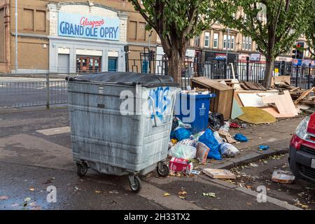 Auf der Paisley Road toll, Glasgow, Schottland, Großbritannien, stapelten sich Mülltonnen und ausrangierte Möbel und warteten darauf, gesammelt zu werden Stockfoto