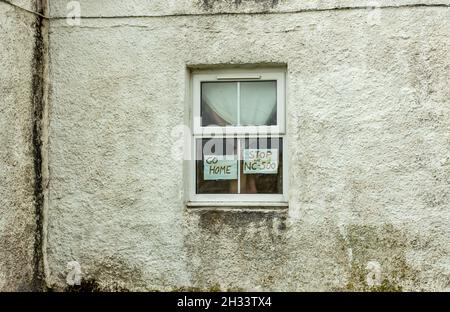 Geh nach Hause, halte das NC500-Schild im Cottage-Fenster an. Die North Coast 500 oder NC500 ist eine sehr beliebte 516 Meilen Küstenroute in Schottland. Aber so Stockfoto