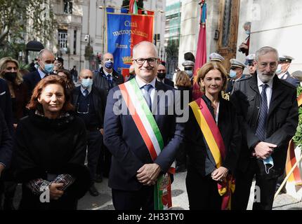 Italien, Rom, 25. oktober 2021 : Roberto Gualtieri, der neue Bürgermeister von Rom, legt anlässlich seiner Einweihung einen Lorbeerkranz an der Gedenktafel zur Erinnerung an die nationalfaschistische Deportation der Juden an der Wand der Synagoge ab. Auf dem Bild von links die Präsidentin der Jüdischen Gemeinde von Rom Ruth Dureghallo, der Bürgermeister Roberto Gualtieri, der Präsident des I Municipio Lorenza Bonaccorsi und der Oberrabbiner von Rom Riccardo Di Segni Foto © Fabio Cimaglia/Sintesi/Alamy Live News Stockfoto