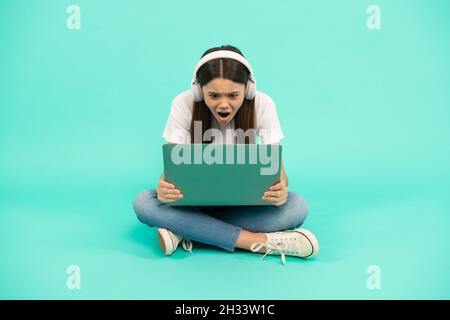 Schockiert Kind chatten am Computer. Online kaufen. Zurück zur Schule. Teen Influencer Blogging. Stockfoto