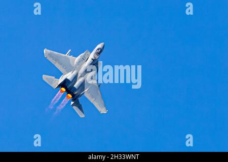 F-15 Eagle der 173rd Fighter Group klettert und Banking in voller Nachbrenner. Gefangen über Redding California, USA. Stockfoto