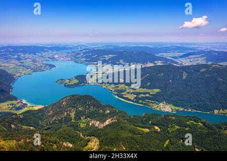 Herrliche Aussicht vom Schafberg bei St. Wolfgang im im Salzkammergut, Haus Schafbergspitze, Mondsee, Moonlake. Blauer Himmel, alpen Berge. U Stockfoto