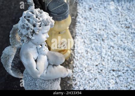 Engelsfigur auf dem Grab Stockfoto