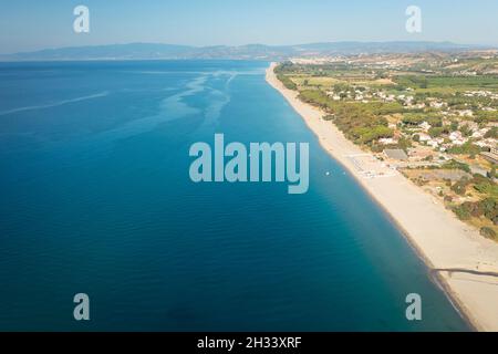 Luftaufnahme von schönem Meer und Strand an sonnigen Tagen, Seesicht und Berg auf Backgrond, Simeri Mare, Kalabrien, Süditalien Stockfoto