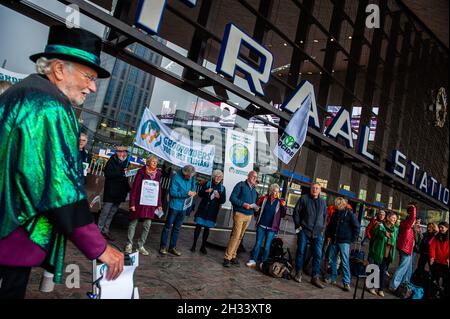 Klimakilometer-Teilnehmer hören sich Reden zur Unterstützung des Klimas an, bevor sie zur COP26 in Glasgow aufsteigen.im Vorfeld der Klimakonferenz der Vereinten Nationen, die in Glasgow stattfinden wird, laufen Hunderte von Klimaaktivisten vom Norden der Niederlande nach Glasgow. Die Aufmerksamkeit auf die Maßnahmen zu lenken, die notwendig sind, um die Erde für zukünftige Generationen lebensfähig zu halten. Unter der Leitung von Marjan Minnesma, einem niederländischen Umweltaktivisten und Direktor der Urgenda Foundation, brachen die Aktivisten vom Bahnhof Rotterdam nach Schottland auf. Am Bahnhof Klimaaktivisten von mehreren Stockfoto