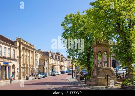 Viktorianische Gebäude und ROBERTSONS PANT ein viktorianischer Trinkbrunnen auf BONDGATE IN ALNWICK Northumberland Northumbria England GB Europa Stockfoto