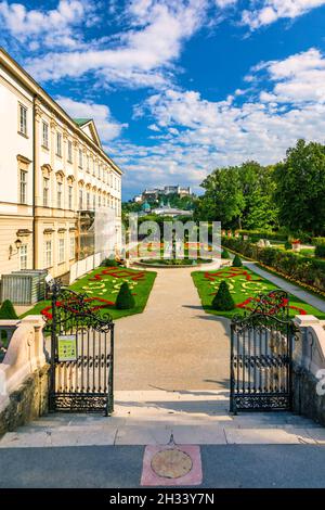 Schöne Aussicht auf den berühmten Mirabellgarten mit der alten historischen Festung Hohensalzburg im Hintergrund in Salzburg, Österreich. Berühmte Mirabell Gardens Stockfoto