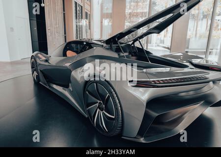 '10.21.2021 - Dubai, VAE - Slowakei Pavillon auf der Expo 2020 Wasserstoff-Luxusauto ein umweltfreundliches futuristisches Auto mit alternativem Kraftstoff' Stockfoto