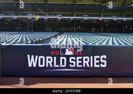 Houston, Usa. Oktober 2021. Ein Überblick über den Minute Maid Park, der am Tag vor dem Spiel eins der MLB World Series in Houston, Texas, am Montag, den 25. Oktober 2021 vorbereitet wird. Foto von Maria Lysaker/UPI Kredit: UPI/Alamy Live News Stockfoto