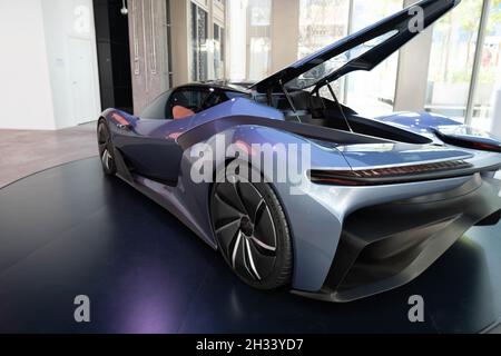 '10.21.2021 - Dubai, VAE - Slowakei Pavillon auf der Expo 2020 Wasserstoff-Luxusauto ein umweltfreundliches futuristisches Auto mit alternativem Kraftstoff' Stockfoto