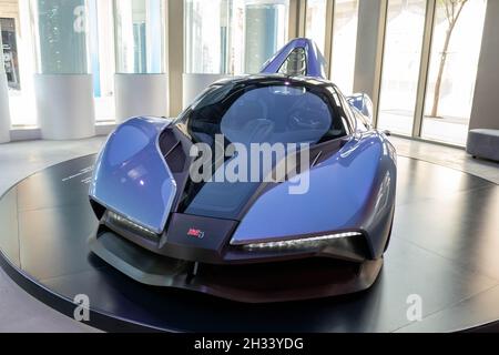 '10.21.2021 - Dubai, VAE - Slowakei Pavillon auf der Expo 2020 Wasserstoff-Luxusauto ein umweltfreundliches futuristisches Auto mit alternativem Kraftstoff' Stockfoto