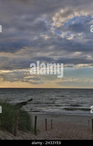 Stimmungsvolle Abendhimmel über der Ostsee Stockfoto