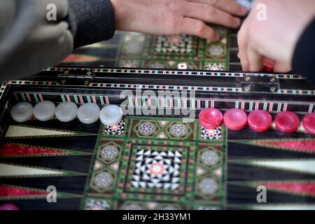 Backgammon auf der Holzkiste, Würfel und Chips für das Spiel Stockfoto