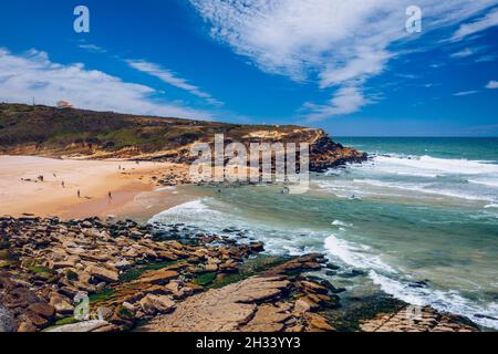 Praia das Macas in Sintra, Portugal in der Nähe des Dorfes Pinhal da Nazare. Panoramablick auf Praia das Macas im Sommer. Sintra, Portugal. Praia das Macas Stockfoto