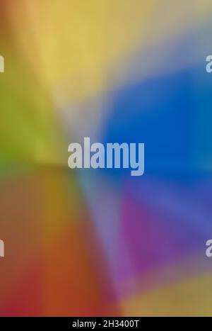 Abstraktion verschwommener Farben Rot-Gelb-Blau-Grün in Bewegung. Konzept des Zusammenkommenens, das sich gegenseitig Komplimente macht. Bunte Vertreibung von Ideen. Stockfoto