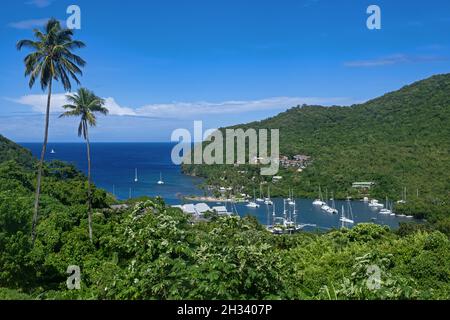 Blick auf Segelboote / Segelboote und Yachten, die in der Marigot Bay auf der Insel Saint Lucia im Karibischen Meer vor Anker liegen Stockfoto