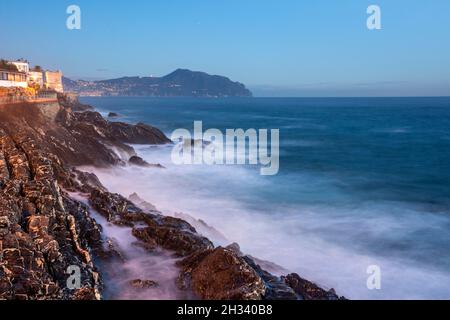 Sonnenuntergang auf der Strandpromenade in Genua Nervi in Ligurien Stockfoto