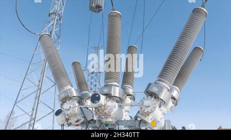 Elektrischer Transformator in Unterstation Aktion. Schalter für den Gastank an der Unterstation des elektrischen Transformators. Hochleitfähige Ausrüstung auf dem Hintergrund des blauen Himmels Stockfoto