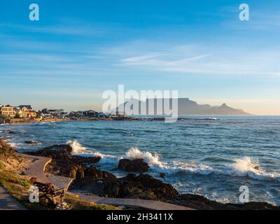 Ansicht des Tafelbergs am Nachmittag von Big Bay Blouberg Kapstadt, Westkap, Südafrika.Kapstadt. Westkap. Südafrika Stockfoto