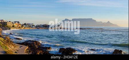 Ansicht des Tafelbergs am Nachmittag von Big Bay Blouberg Kapstadt, Westkap, Südafrika.Kapstadt. Westkap. Südafrika Stockfoto