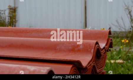 Metallbleche Profil Stahl Dachblech Baumaterial. Archivmaterial. Metallprofil zur Abdeckung des Hausdachs aus nächster Nähe Stockfoto