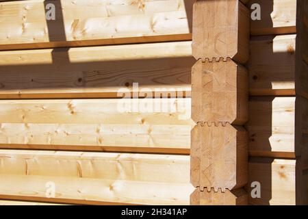 Fragment einer Konstruktion aus verleimten Kiefer Holzbalken gebaut Stockfoto