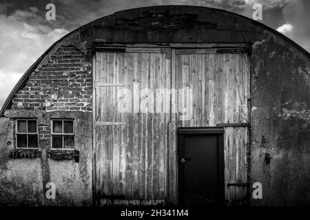 Die alte Nissen-Hütte auf dem Industriegebiet Shepherds Grove in Suffolk, Großbritannien, wurde während des Kalten Krieges als US-Gefängnis genutzt. Keine Personen. Stockfoto