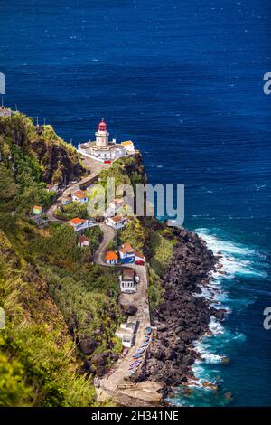 Dramatischer Blick auf den Leuchtturm auf Ponta do Arnel, Nordeste, Sao Miguel Island, Azoren, Portugal. Leuchtturm Arnel bei Nordeste auf der Insel Sao Miguel Stockfoto