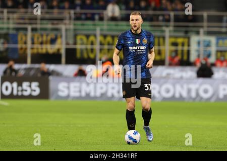 Mailand, Italien. Okt. 2021. Milan Skriniar des FC Internazionale in Aktion während des Fußballspiels Serie A 2021/22 zwischen dem FC Internazionale und dem FC Juventus im Giuseppe Meazza Stadium, Mailand, Italien am 24. Oktober 2021 Quelle: Independent Photo Agency/Alamy Live News Stockfoto