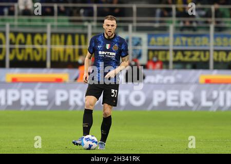 Mailand, Italien. Okt. 2021. Milan Skriniar des FC Internazionale in Aktion während des Fußballspiels Serie A 2021/22 zwischen dem FC Internazionale und dem FC Juventus im Giuseppe Meazza Stadium, Mailand, Italien am 24. Oktober 2021 Quelle: Independent Photo Agency/Alamy Live News Stockfoto