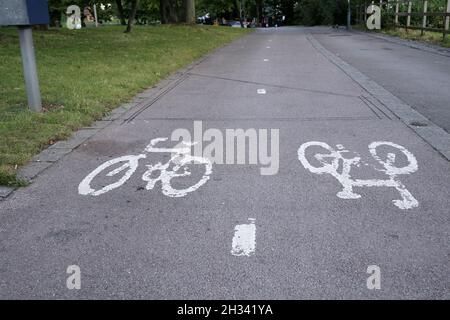 September 2021 - markierte Radwege im Castle Park, Bristol, England, Großbritannien. Stockfoto