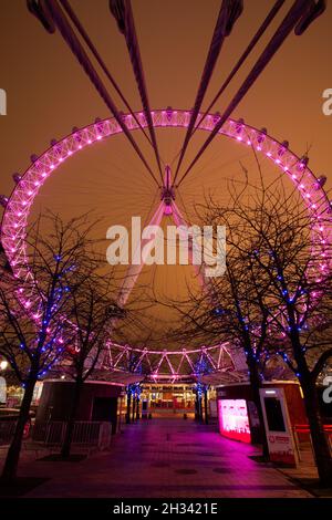 LONDON, VEREINIGTES KÖNIGREICH - 10. Feb 2020: Eine vertikale Aufnahme des London Eye während der Nacht in London, Vereinigtes Königreich Stockfoto