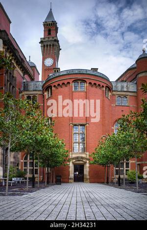 Ein von Bäumen gesäumter Innenhof vor der Aston Webb Great Hall.an der Universität Birmingham. Dahinter steht der Old Joe, der höchste freistehende Uhrenturm der Welt. Stockfoto