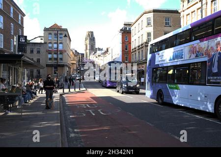 September 2021 - Busse und öffentliche Verkehrsmittel auf der Park Street in Bristol, England, Großbritannien. Stockfoto