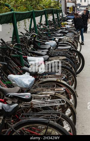 Eine Reihe von Fahrrädern, die in der Nanshi Districct oder Old Town, Shanghai, China, geparkt sind. Stockfoto