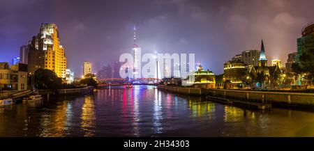 Nachtansicht der Waibaidu Brücke über den Suzhou Creek und den Lujiazui Bezirk von Shanghai, China. Stockfoto