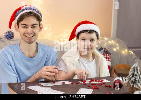 Weihnachten. Portrait von zwei Jungs. . Winterurlaub und Menschen Konzept. Frohe Weihnachten und frohe Feiertage. Stockfoto