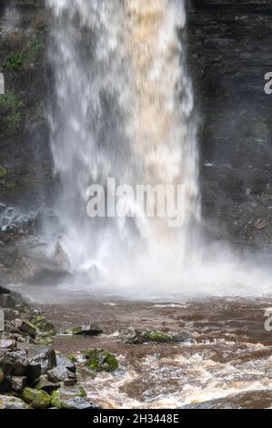 Hardraw Scaur Waterfall (Englands höchster Wasserfall mit einem Tropfen) bei Hardraw in der Nähe der kleinen Marktstadt Hawes in Wensleydale in den Yorkshire Dales Stockfoto