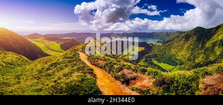 Blick von Miradouro da Boca do Inferno auf Sete Citades, Azoren, Portugal. Ein Weg, der zum Aussichtspunkt Miradouro da Boca do Inferno in Sao Miguel Isran führt Stockfoto