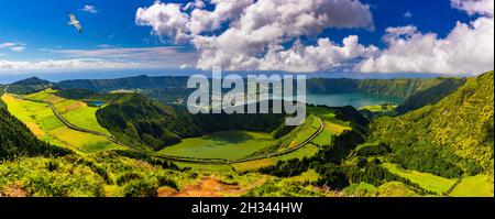 Blick auf Sete Cidades nahe Miradouro da Grota do Inferno Aussichtspunkt, Sao Miguel Insel, Azoren, Portugal. Aussichtspunkt Grota do Inferno bei Sete Cidades an Stockfoto