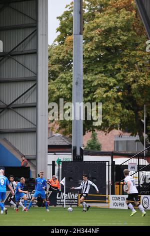 Notts County vs Stockport County 23/10/21.Rœben da Rocha Rodrigues aus Notts County auf dem Ball. Stockfoto