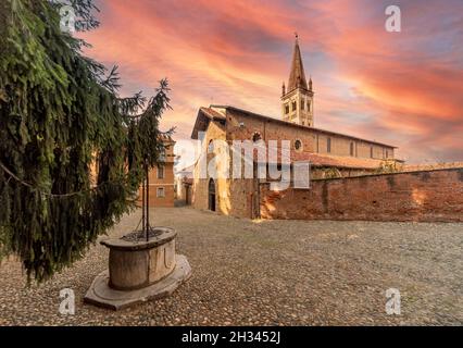 Saluzzo, Cuneo, Italien - 19. Oktober 2021: Die Kirche San Giovanni (14. Jahrhundert), Sitz der Serviten-Väter in der Via San Giovanni mit altem Brunnen Stockfoto