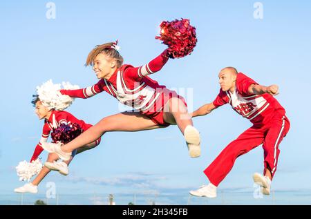 Cheerleader-Team mit Trainer Stockfoto