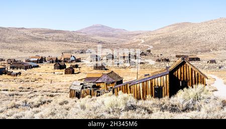 Geisterstadt Bodie in Kalifornien - Reisezielkonzept mit Weitwinkelansicht eines verlassenen Ortes im Westen der Vereinigten Staaten von Amerika Stockfoto