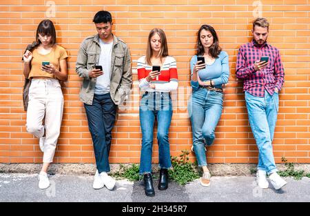 Multikulturelle Menschen Gruppe mit Smartphone an der Universität College Hinterhof - Milenial Freunde süchtig nach Handy - Technologie-Konzept Stockfoto