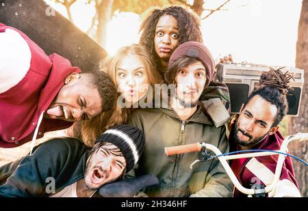 Gesichter der besten Freunde, die beim bmx Skatepark Contest Selfie machen - Happy Youth and Friendship Concept mit jungen, multirassischen Menschen, die gemeinsam Spaß haben Stockfoto